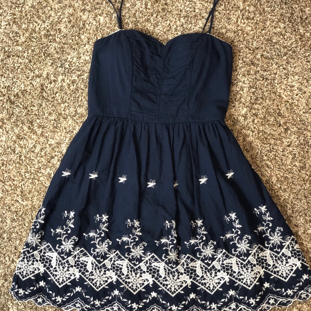 Beautiful navy blue short dress with white details - Picture 2 of 3